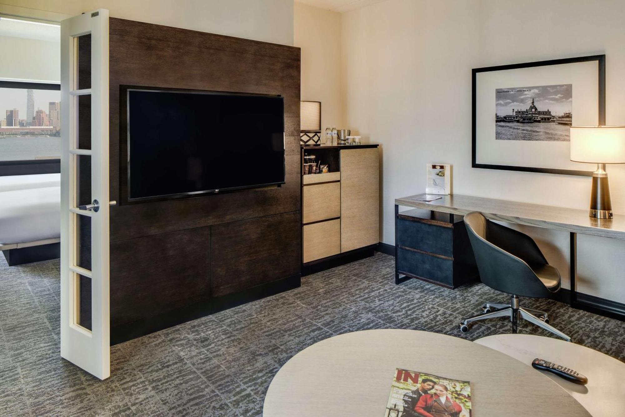 One-Bedroom Corner King Suite with Sofa Bed,1552286575:JPEG